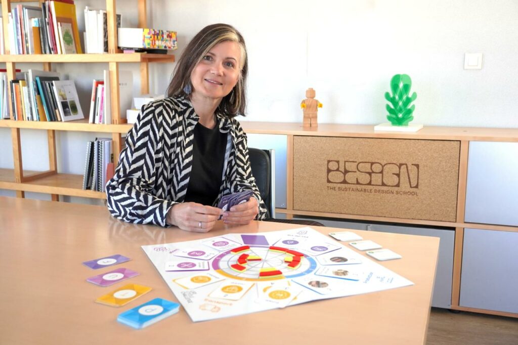 Photo Chrystel Simone avec son Serious Game : Life Cycle Challenge